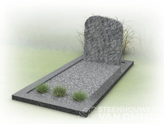 Grafmonument met ruwe letterplaat